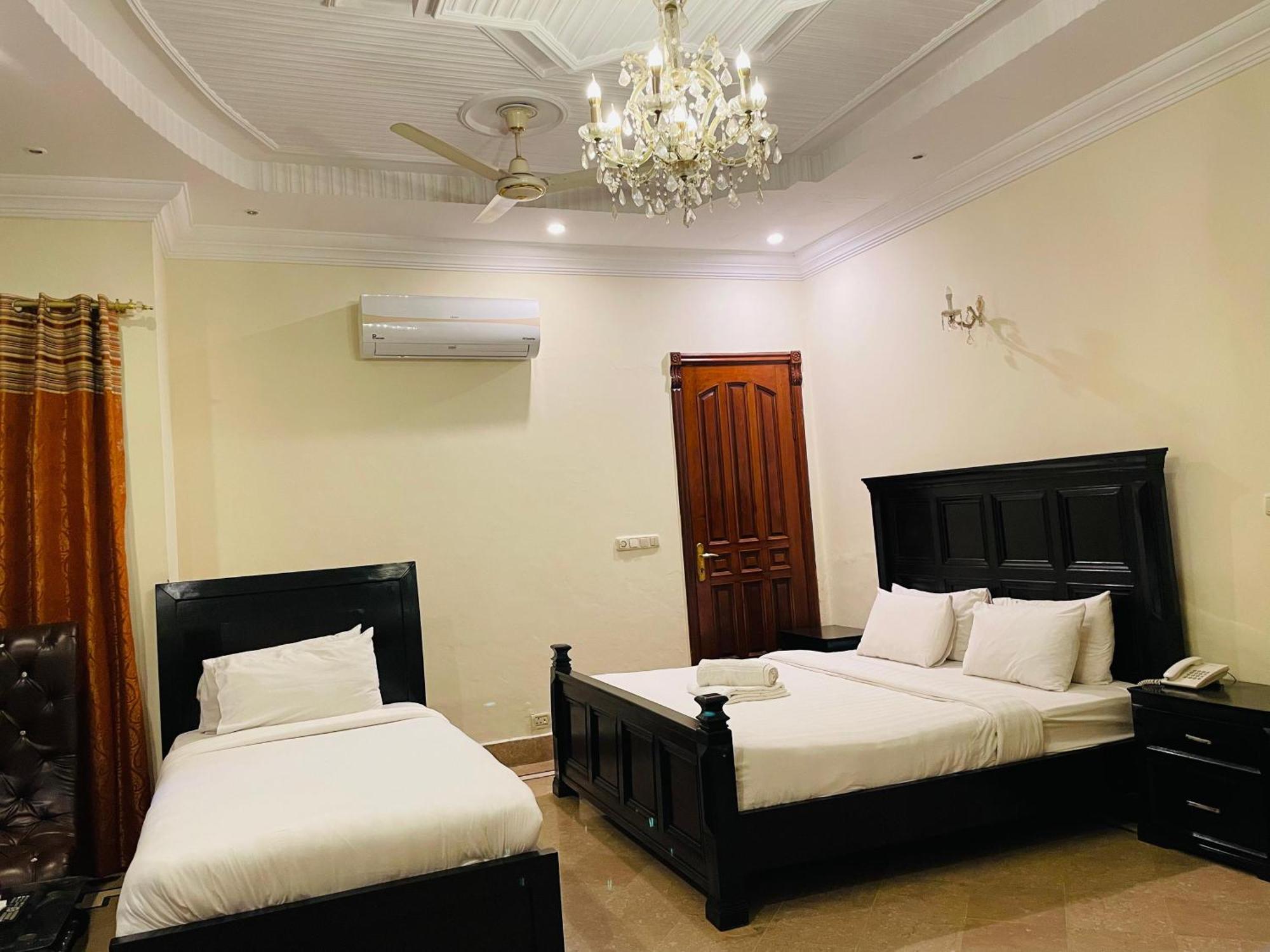 Executive Galaxy Guest House Исламабад Екстериор снимка