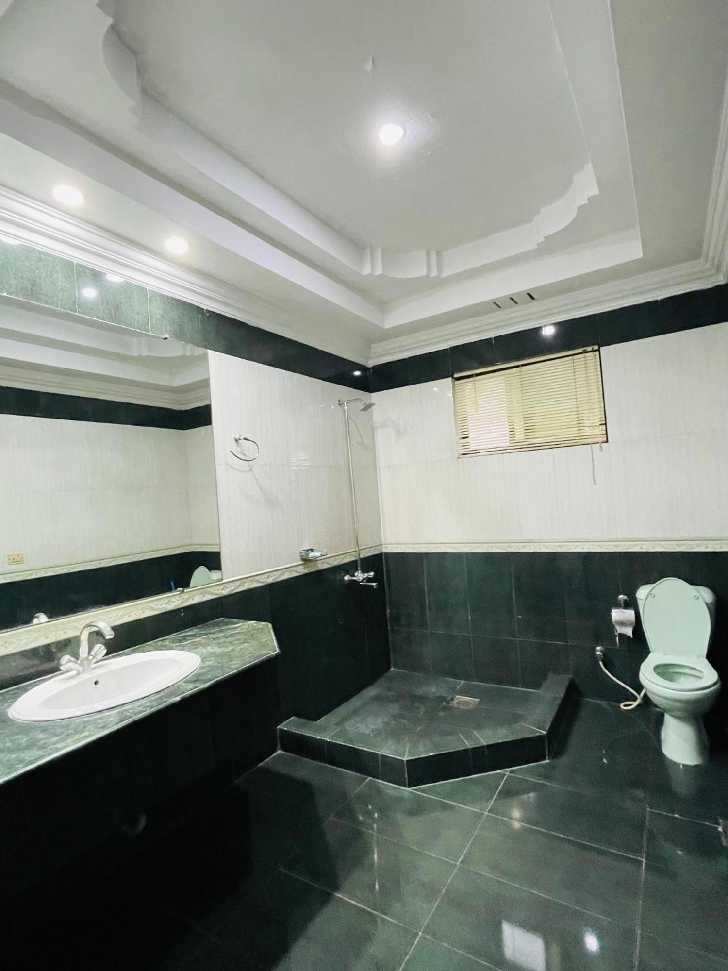 Executive Galaxy Guest House Исламабад Екстериор снимка