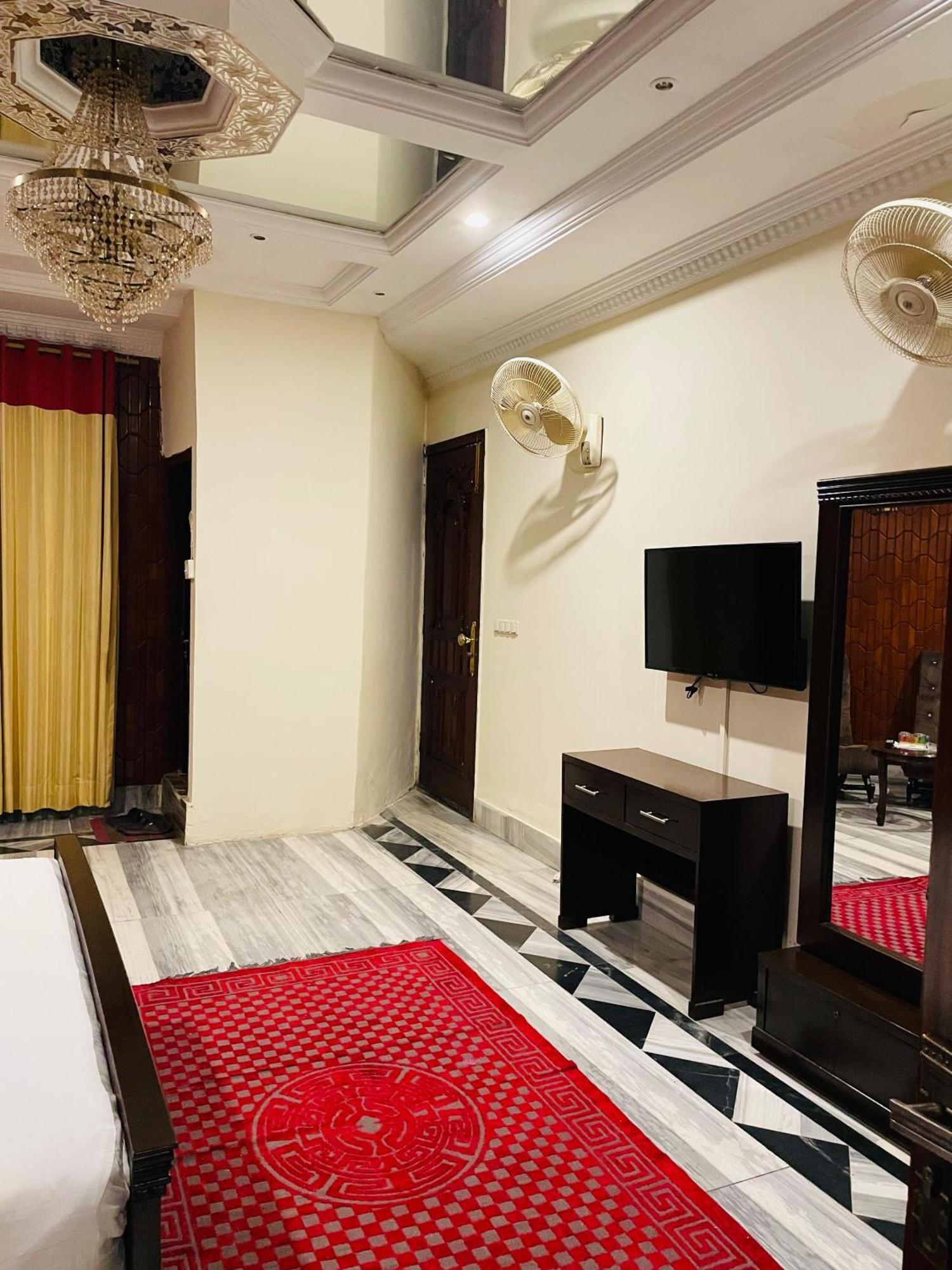 Executive Galaxy Guest House Исламабад Екстериор снимка