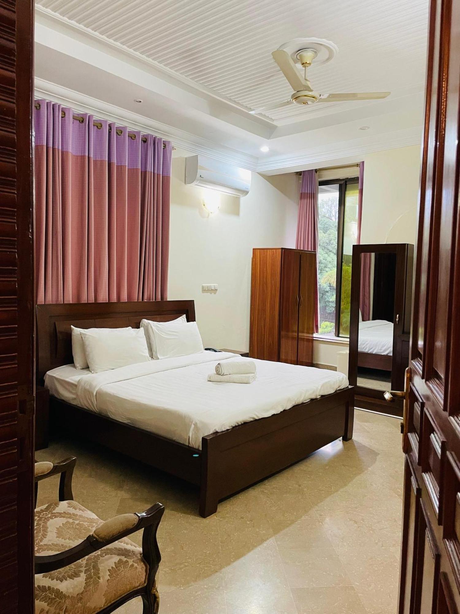 Executive Galaxy Guest House Исламабад Екстериор снимка