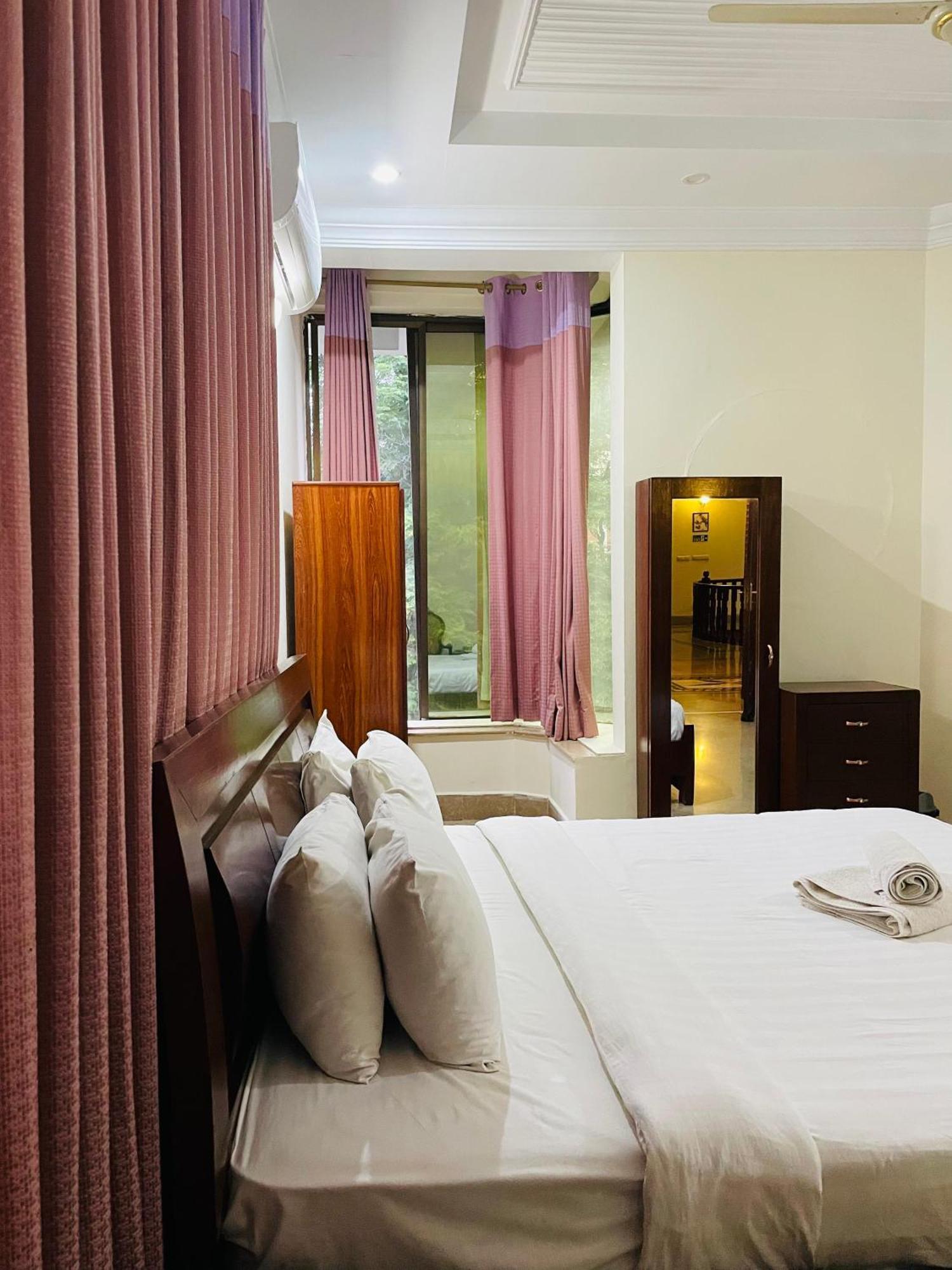 Executive Galaxy Guest House Исламабад Екстериор снимка