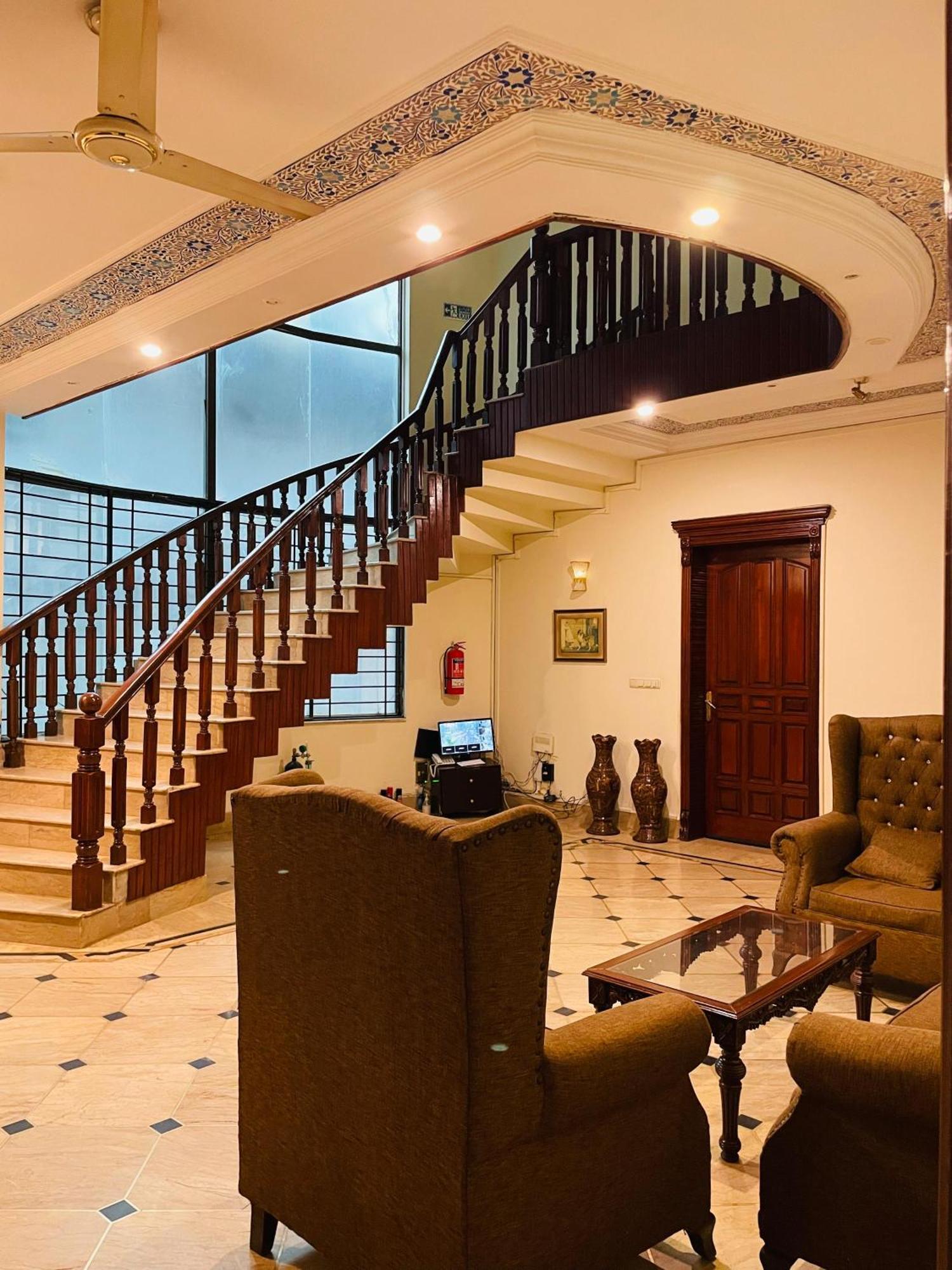 Executive Galaxy Guest House Исламабад Екстериор снимка