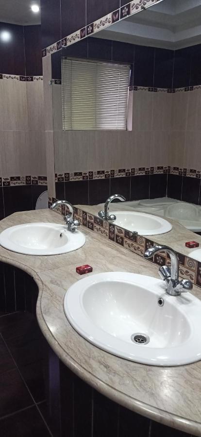 Executive Galaxy Guest House Исламабад Екстериор снимка